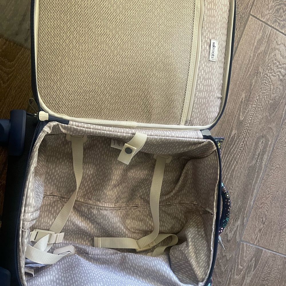 Sakroots Rolling/Carryon 21 in luggage with Telescoping handle - Picture 5 of 6